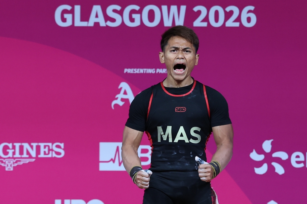 Anwar Celebrates Malaysia's Historic First Commonwealth Games Gold Medal