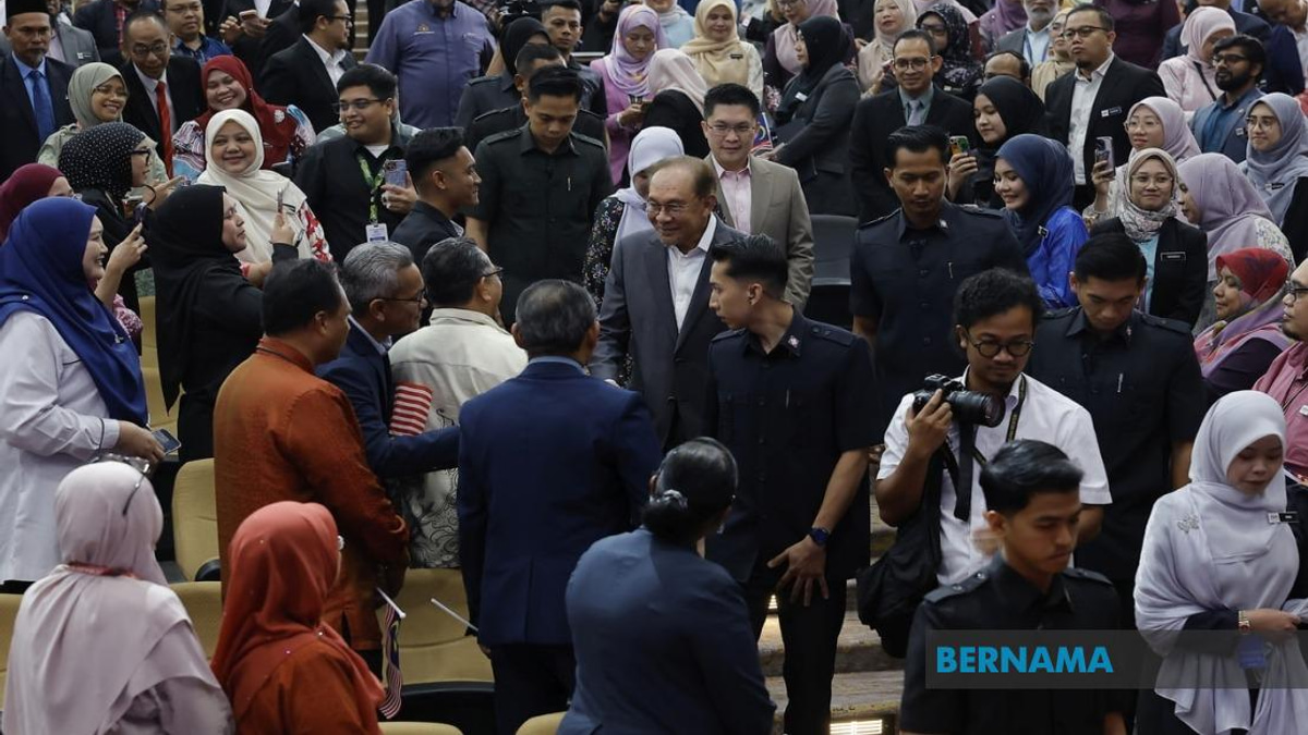 Strengthen Bahasa Melayu While Embracing Global Languages, PM Urges