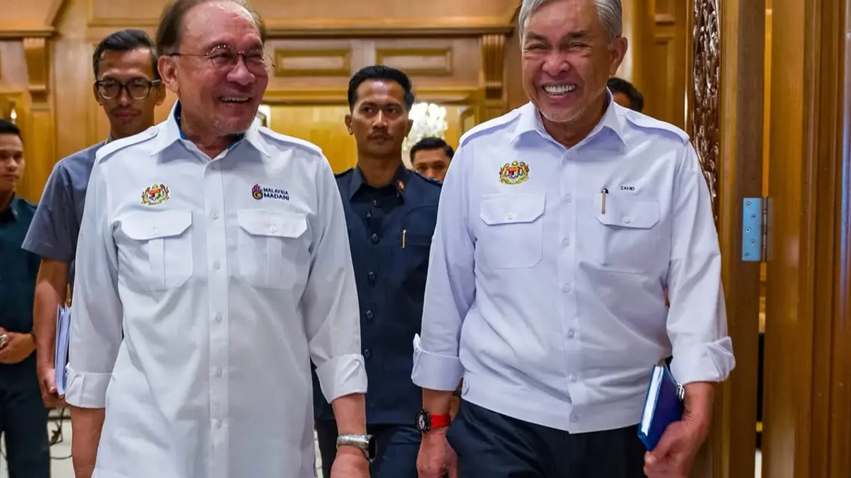 Anwar and Zahid Put on United Front Despite Coalition Tensions