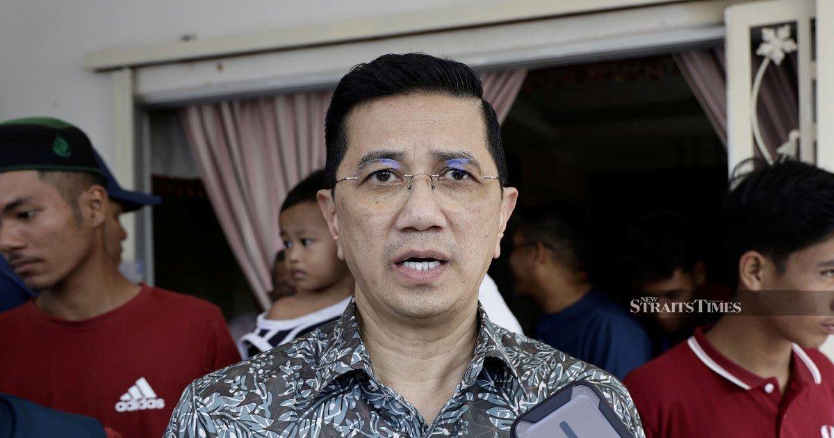Anwar Dismisses Azmin's Refusal to Rejoin PKR, Questions Former Deputy's Standing