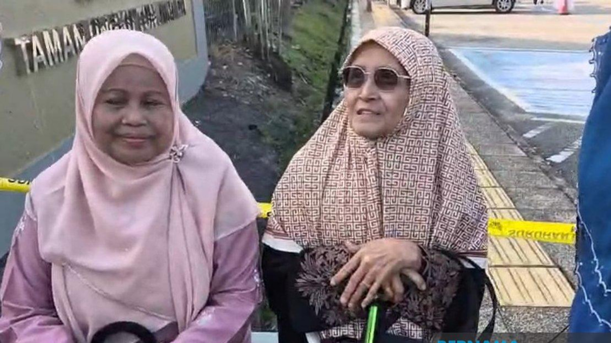 Elderly Malaysians Turn Out Early in Johor State Election Despite Wet Weather