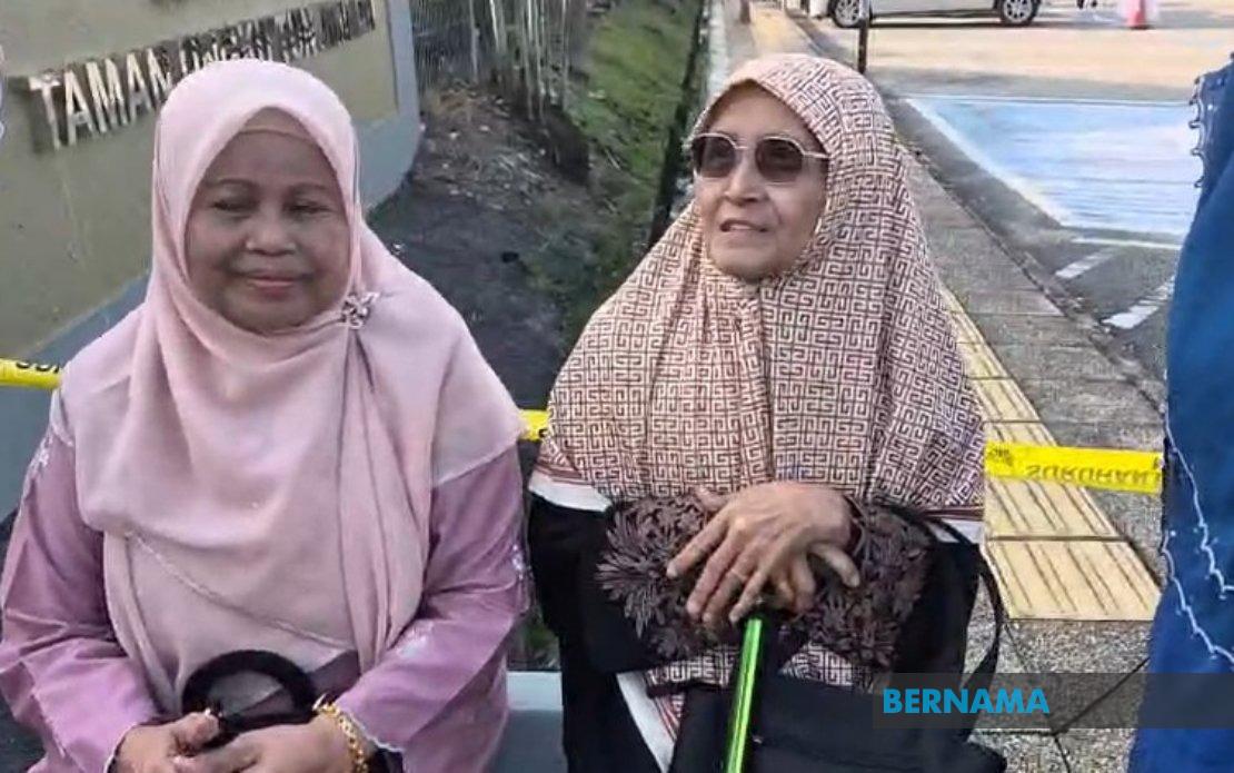 Elderly Malaysians Turn Out Early in Johor State Election Despite Wet Weather
