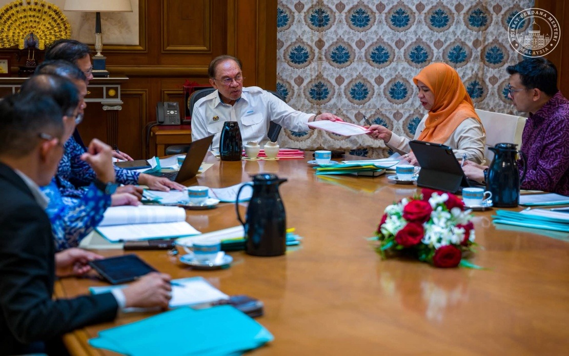 Anwar Pushes FELDA to Tackle Second-Generation Housing and Land Rights Without Delay