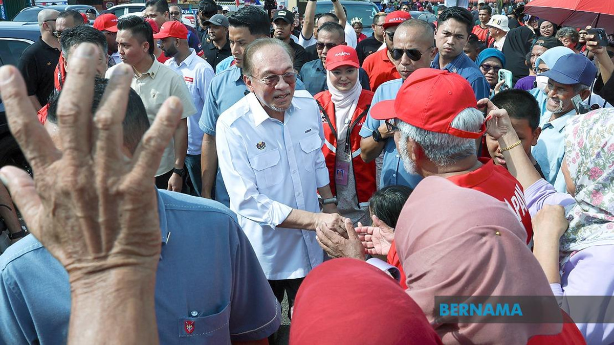 Grandmother's Motorcycle Journey Through Oil Palm Estate Helps Grandson Fulfill Dream of Meeting PM