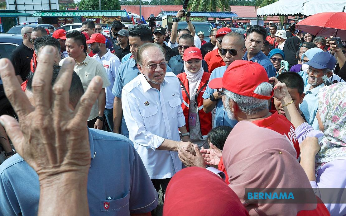 Grandmother's Motorcycle Journey Through Oil Palm Estate Helps Grandson Fulfill Dream of Meeting PM