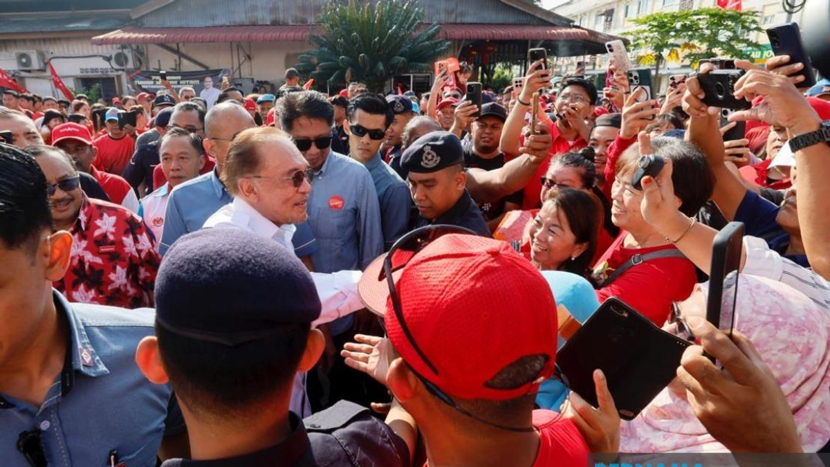 Anwar's Johor Campaign Visit Energizes Pakatan Harapan Push in Machap and Layang-Layang