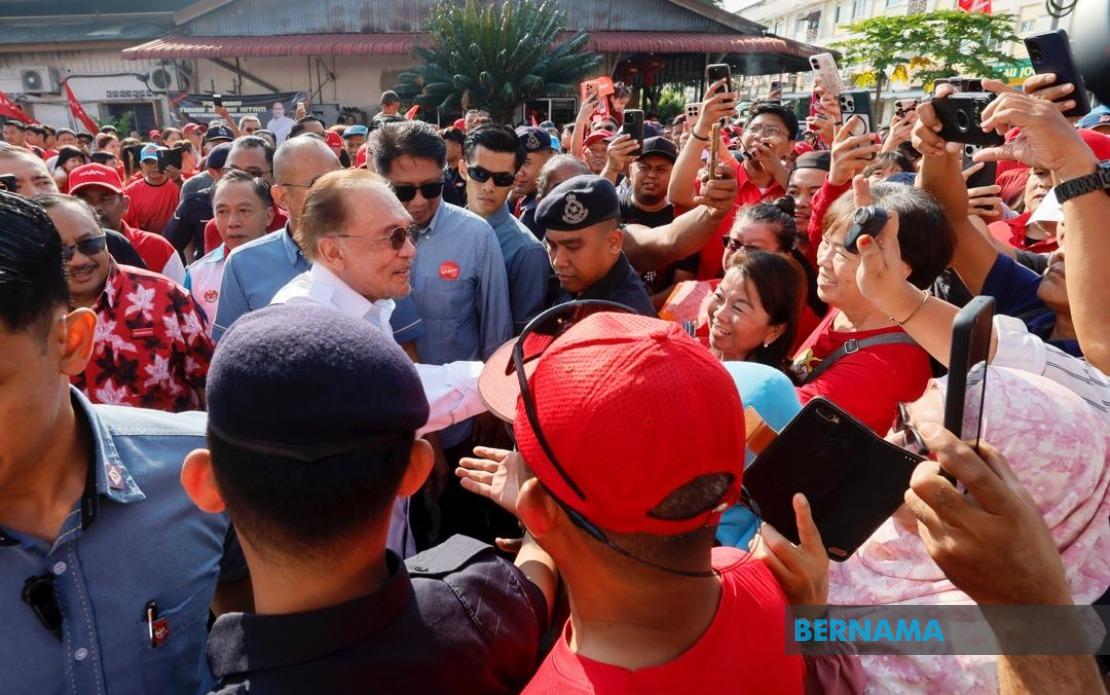 Anwar's Johor Campaign Visit Energizes Pakatan Harapan Push in Machap and Layang-Layang