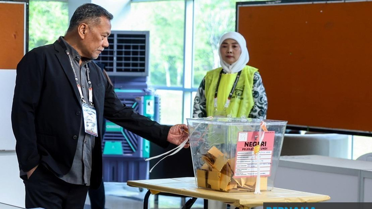EC Chairman Conducts On-Ground Inspection of Johor Election Polling Centres