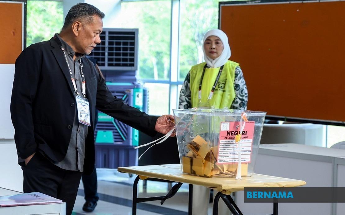 EC Chairman Conducts On-Ground Inspection of Johor Election Polling Centres