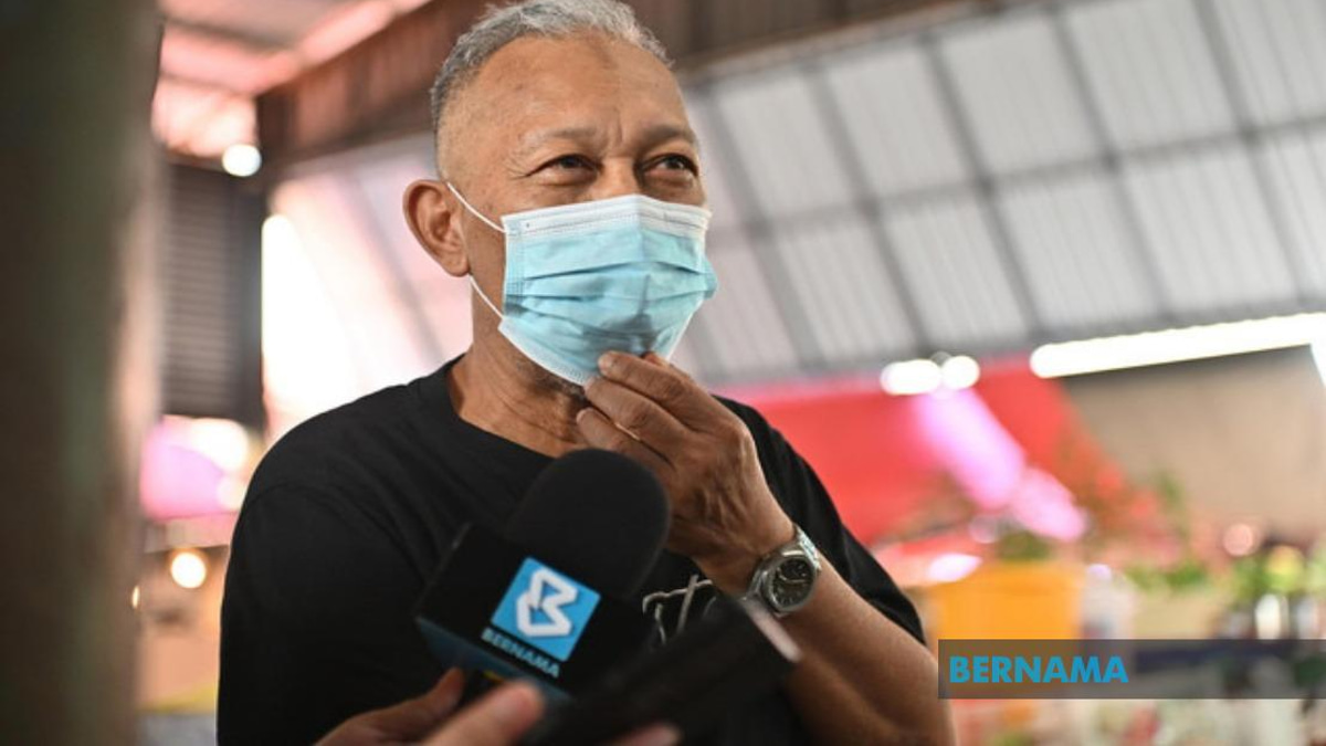 Life Goes On in Serian as Hazardous Air Quality Forces Hard Choices for Traders and Schools