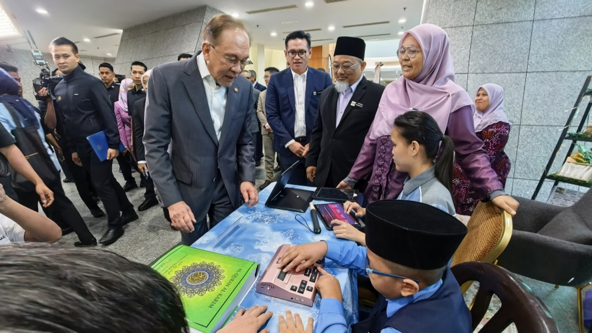 Learning foreign languages strengthens rather than weakens Bahasa Melayu, says Anwar