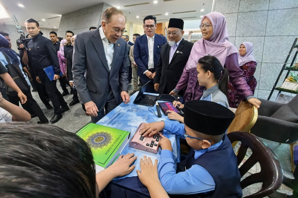 Learning foreign languages strengthens rather than weakens Bahasa Melayu, says Anwar