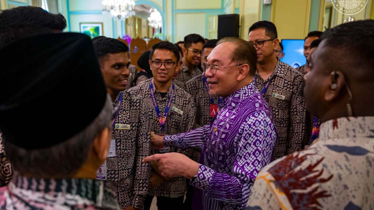 Anwar calls on civil service to lead change while strengthening public trust
