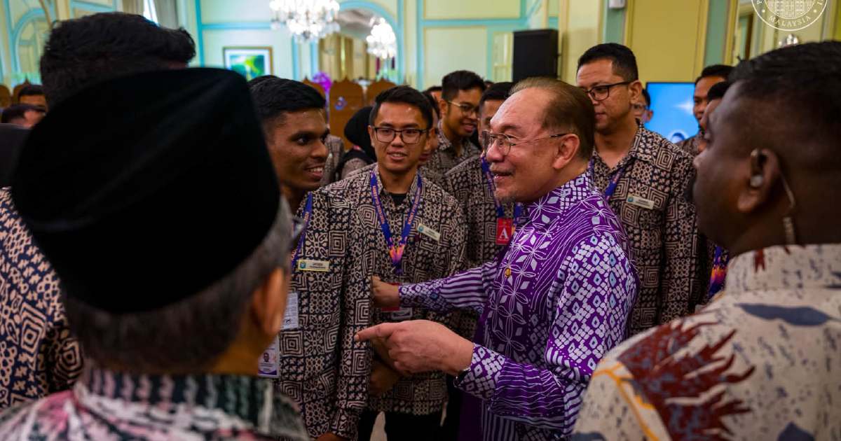 Anwar calls on civil service to lead change while strengthening public trust