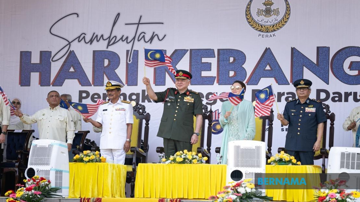 Sultan Nazrin Bestows Honours on 11 Military and Police Heroes in Perak's National Day Ceremony