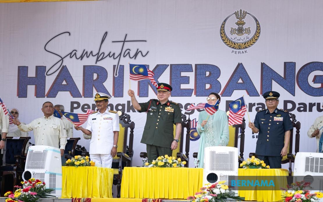 Sultan Nazrin Bestows Honours on 11 Military and Police Heroes in Perak's National Day Ceremony