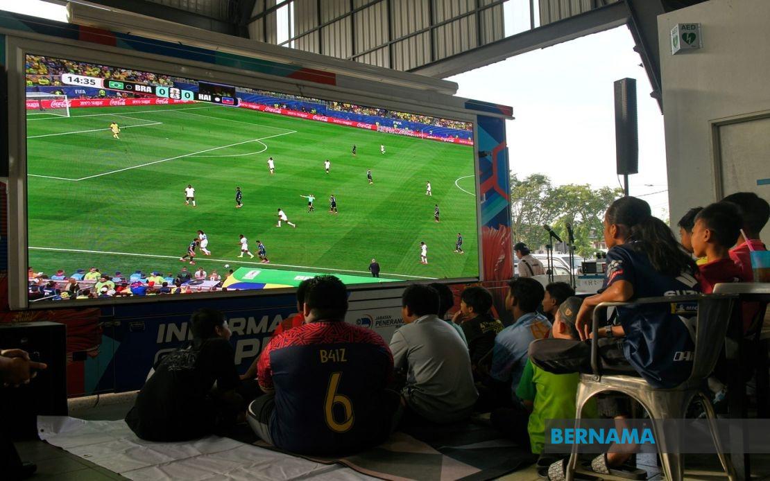 Free World Cup Broadcasts Ease Burden on Malaysian Food Traders and Public