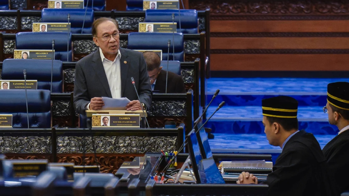 Anwar Distances Himself From Johor Felda Settlers' Day Cancellation Directive