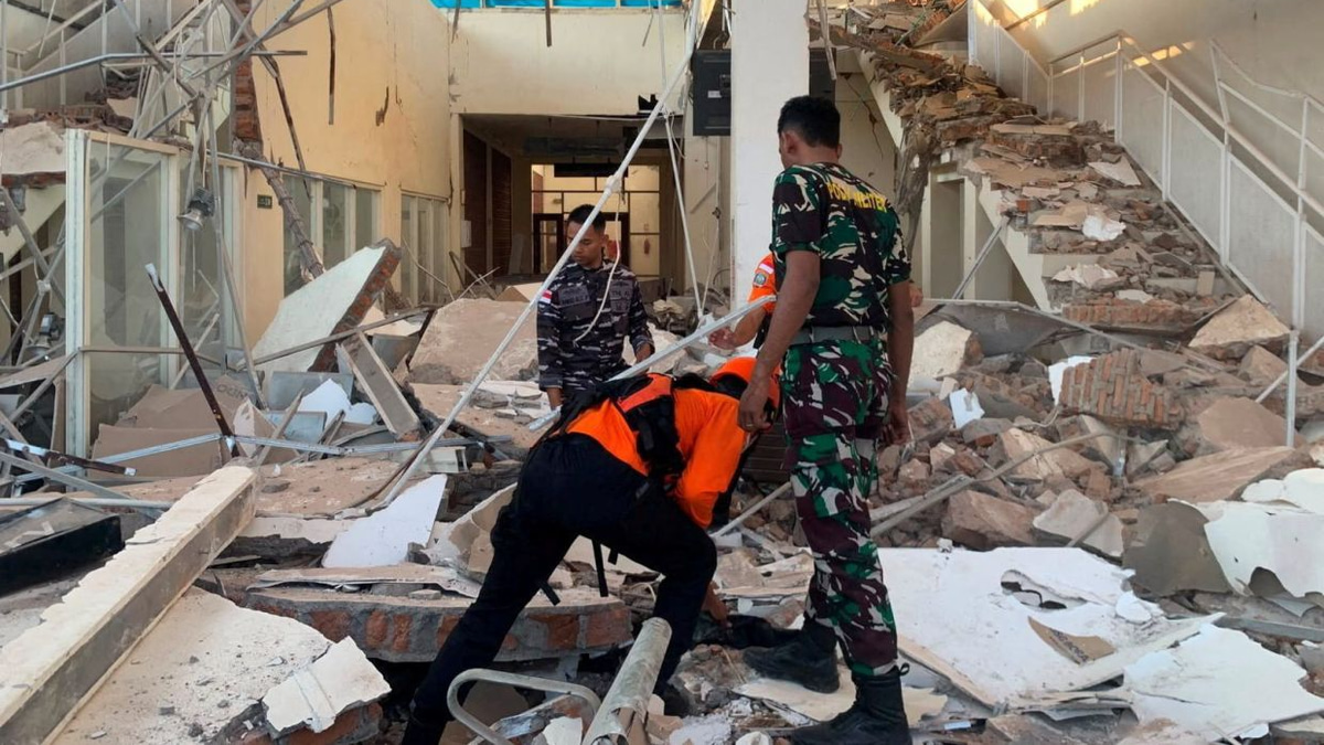 Magnitude 7.7 earthquake strikes off Indonesia's Flores coast, leaving at least two dead