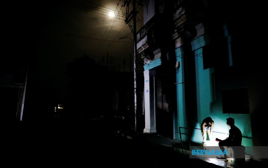 Cuba Plunged Into Darkness Again as National Power Grid Fails