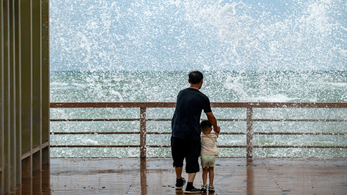 Typhoon Maysak Sweeps Into Hainan, Halting Transport Networks Across Southern China