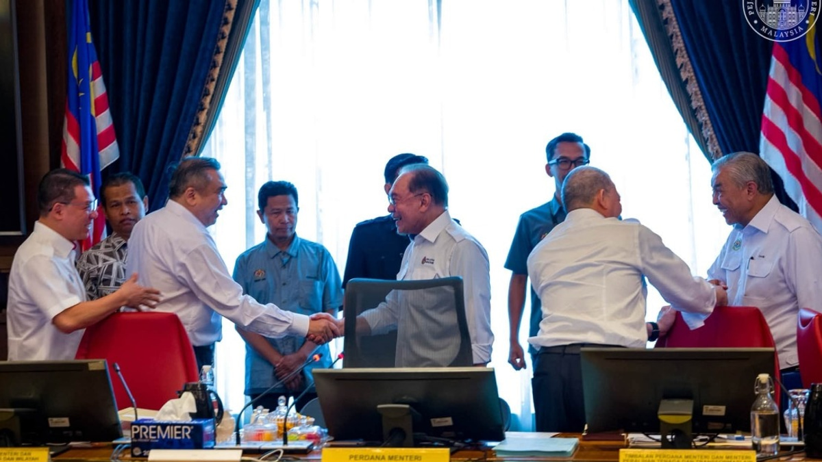 Anwar's Unity Message Strikes Chord as PH, BN Battle in Negeri Sembilan