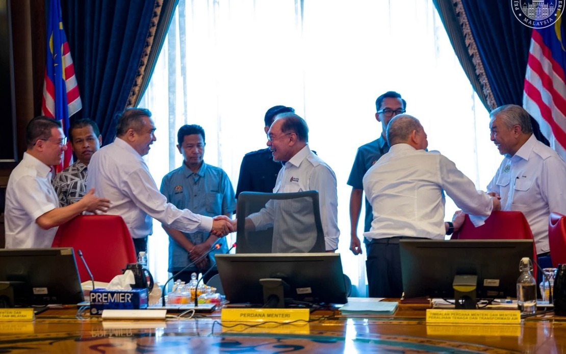 Anwar's Unity Message Strikes Chord as PH, BN Battle in Negeri Sembilan