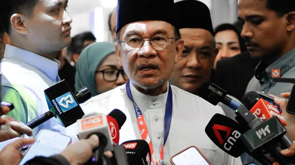 Anwar Distances Himself from Trust Concerns Over Zahid, Attributes Comments to KJ's Perspective