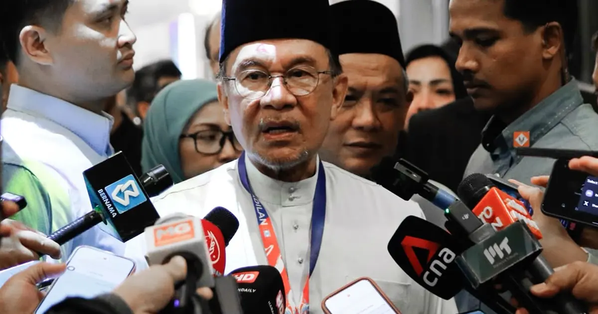 Anwar Distances Himself from Trust Concerns Over Zahid, Attributes Comments to KJ's Perspective