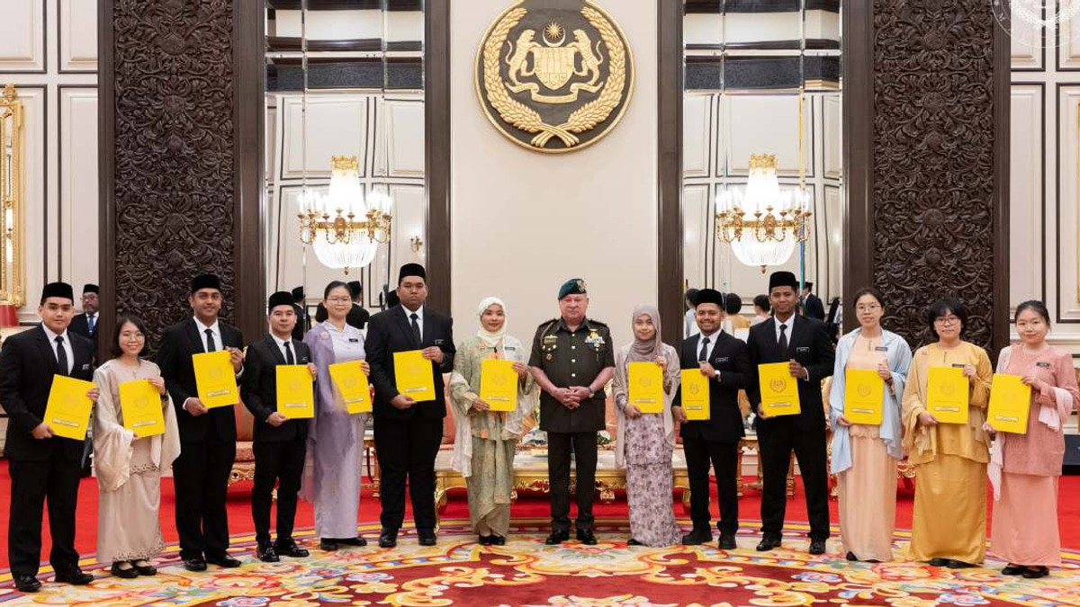 Fourteen Outstanding Malaysians Honoured with Royal Scholarship from Sultan Ibrahim