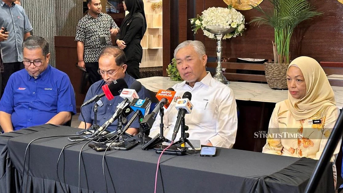 Zahid Urges Coalition Partners to Leave Najib-Rosmah Past Behind in Johor Battle
