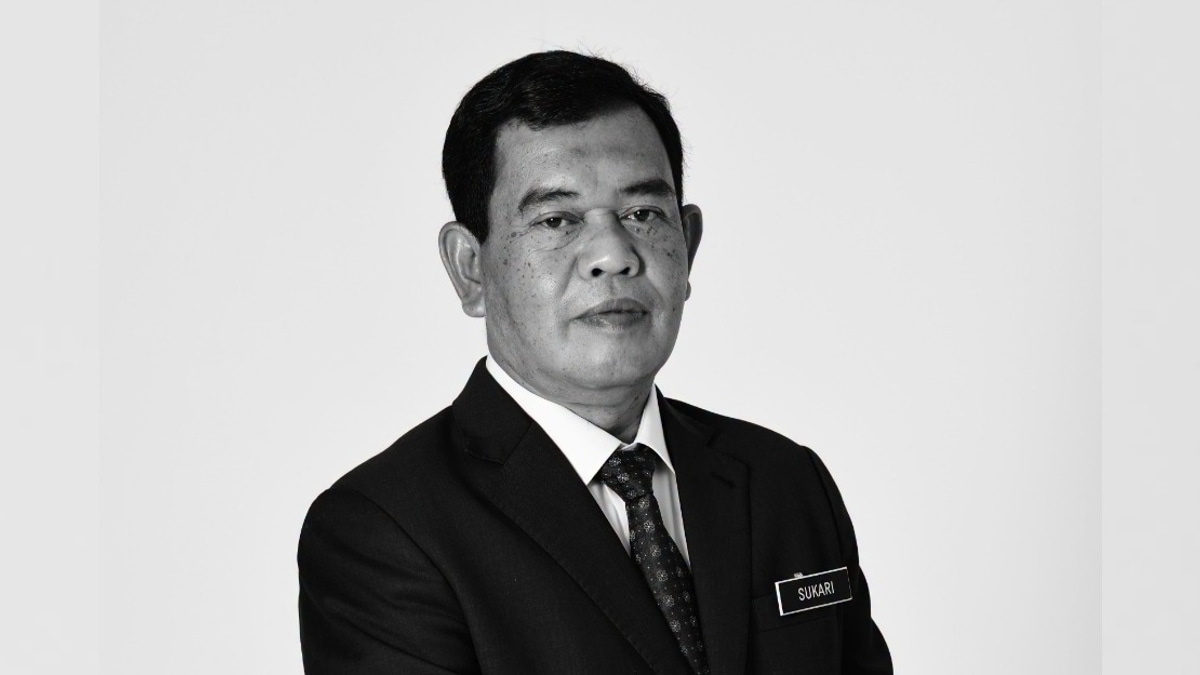 Communications Minister Fahmi Pays Tribute to Former Information Department Chief Mohd Sukari