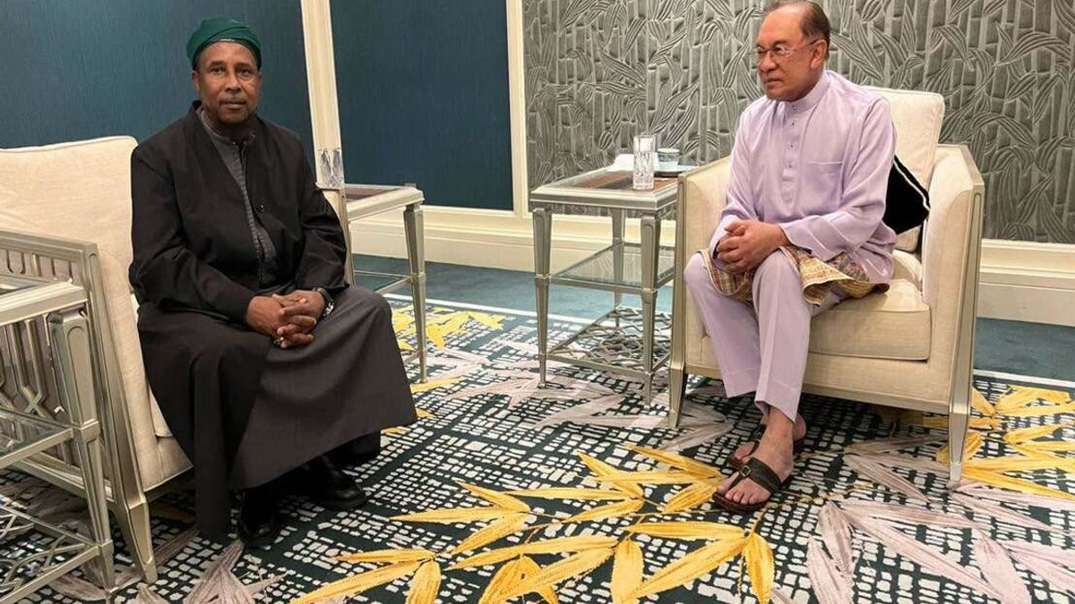 PM Anwar Bids Farewell to Gambian Islamic Scholar After Month-Long Malaysian Engagement