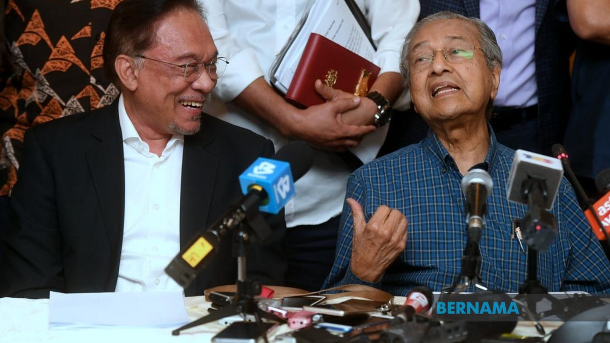 Anwar Marks Mahathir's 101st Birthday with Public Tribute