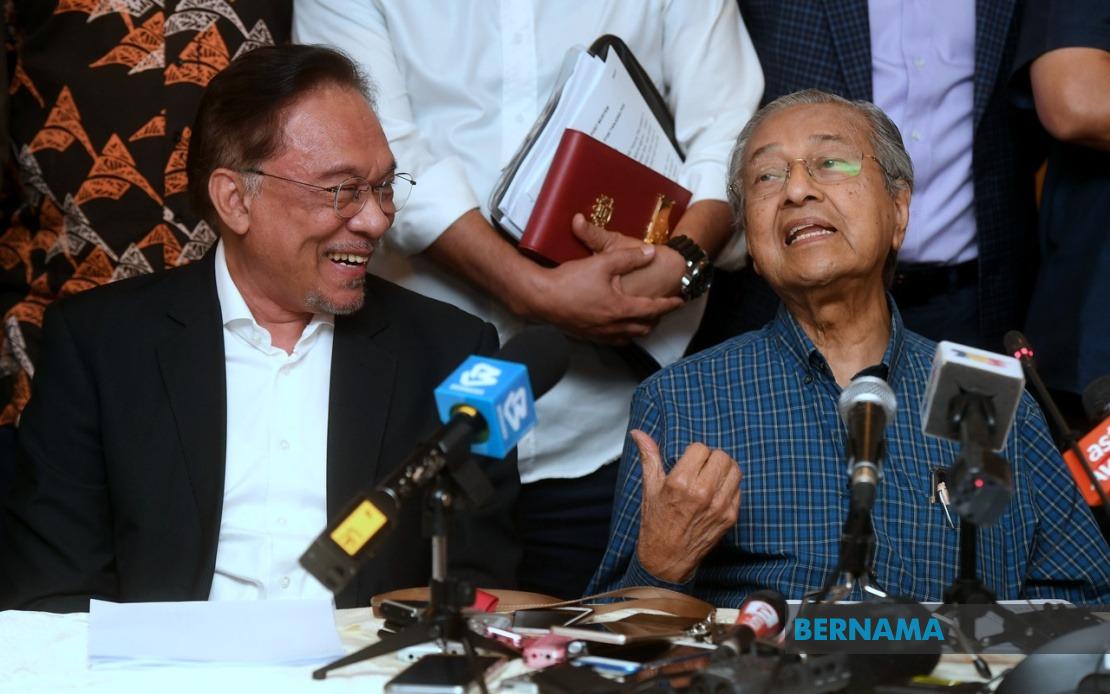 Anwar Marks Mahathir's 101st Birthday with Public Tribute