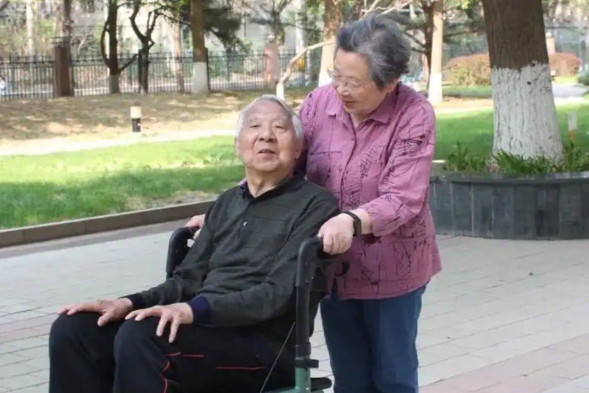 At 90, Beijing woman redefines eldercare by preserving Alzheimer's husband's autonomy and self-worth