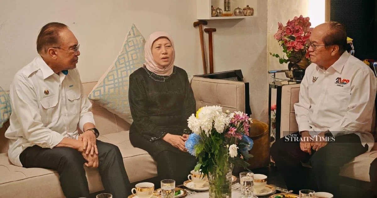 Anwar Extends Condolences to Nancy Shukri Over Husband's Death