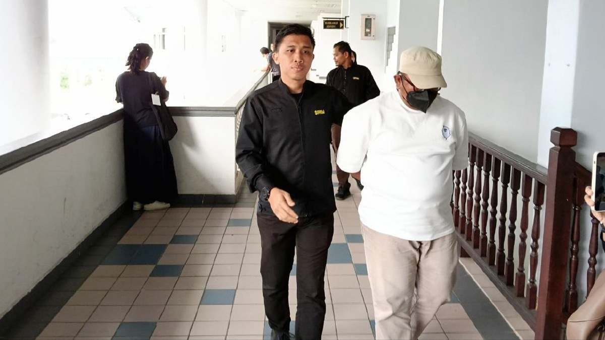 Senior Immigration Officer Charged with Accepting Bribes from Restaurant Owner