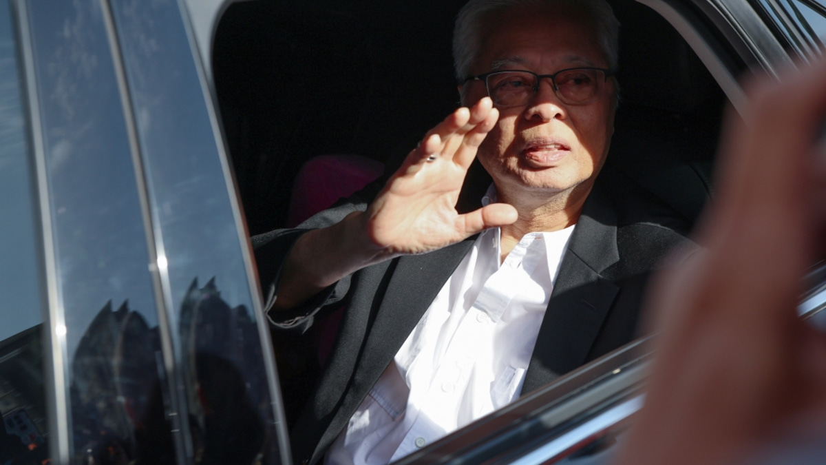 Anwar Ibrahim visits Ismail Sabri and Fadillah at National Heart Institute