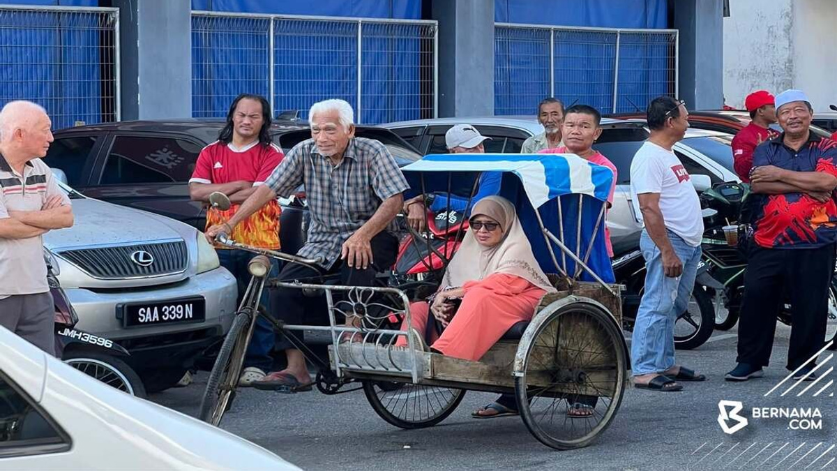 Anwar Touched by Elderly Couple's Trishaw Journey in Johor