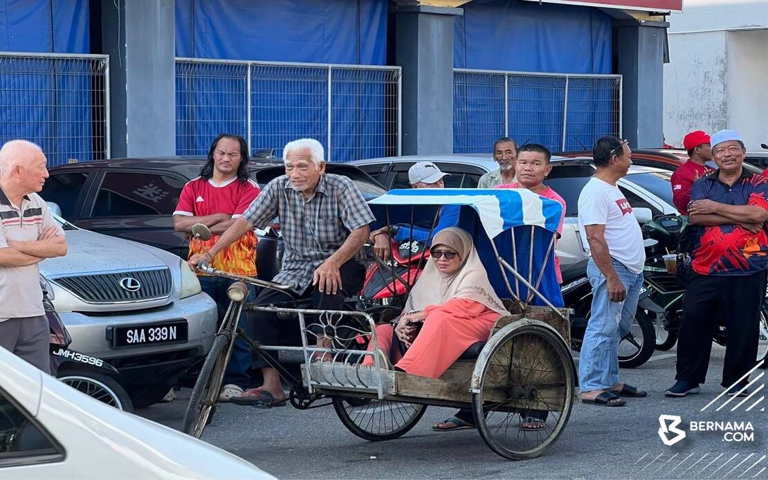 Anwar Touched by Elderly Couple's Trishaw Journey in Johor