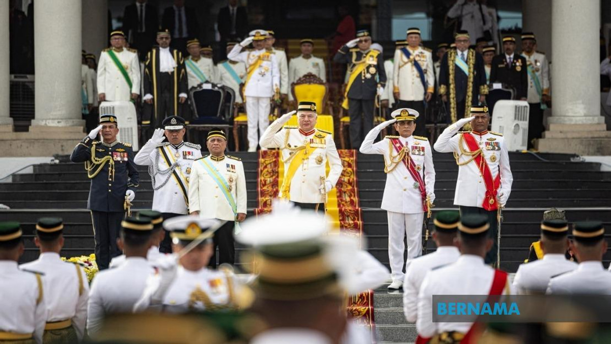 Sultan Nazrin Presides Over Perak Warriors' Day Ceremony and Opens New Military Mosque