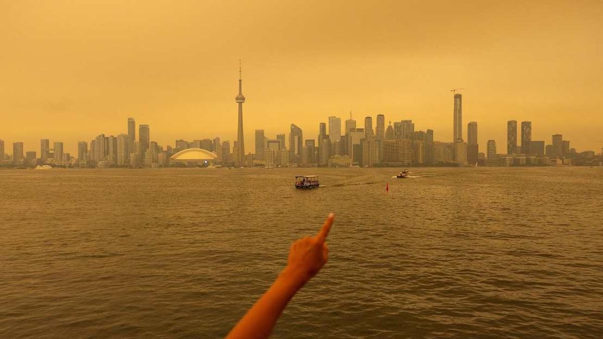 Ontario Wildfires Blanket Canada's Major Cities in Hazardous Smog, Halt Rail Services