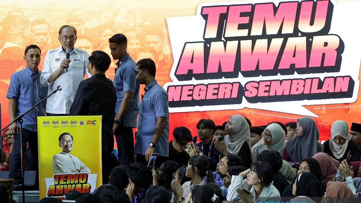 PM Anwar Pushes for Grassroots Share in F1 Economic Windfall