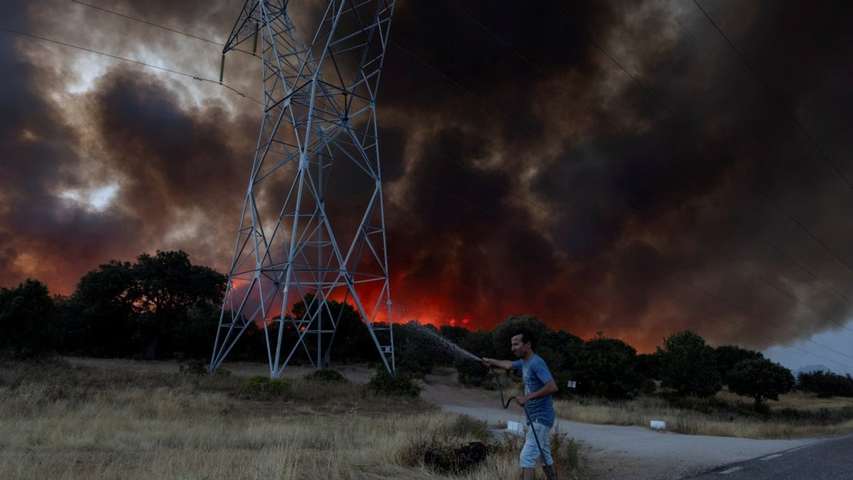 Spain Grapples With Multiple Wildfires As Heat Emergency Forces Mass Evacuations