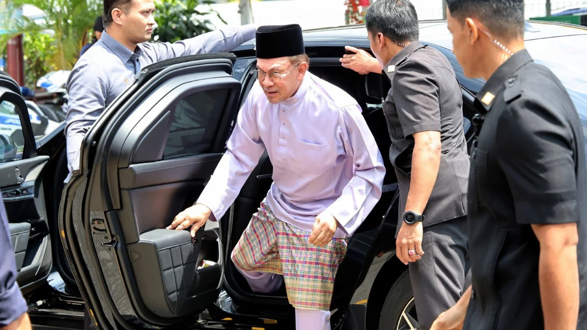 Anwar urges dignity and humility as Johor campaign heats up