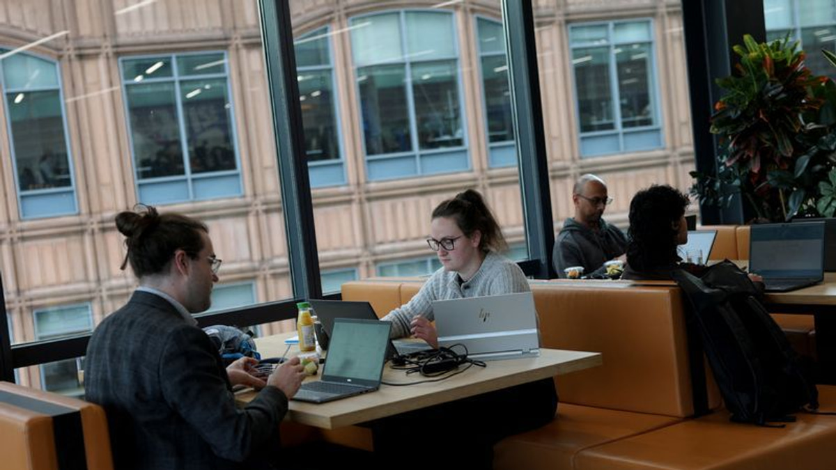 UK Economy Shows Clearest Signs of AI Boom Windfall as Growth Accelerates