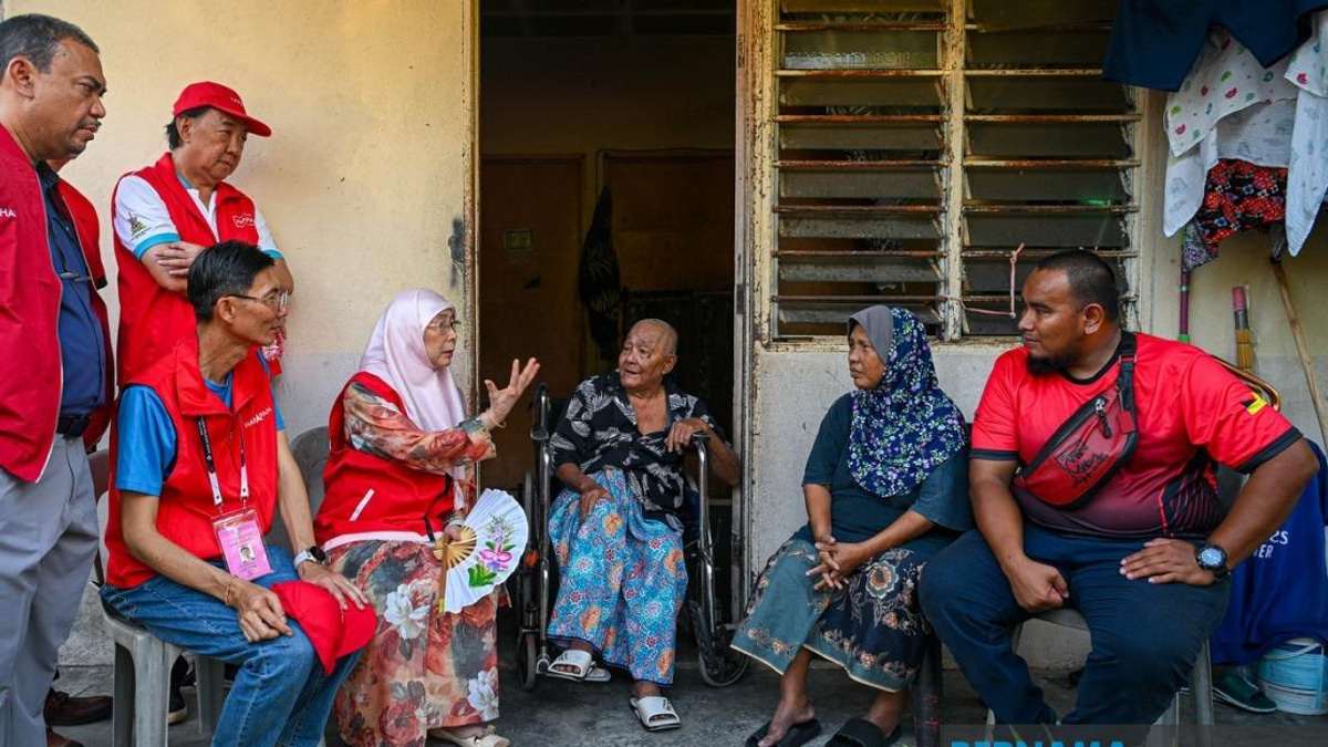 Wan Azizah Visits Elderly Couple Struggling with Health and Finances in Chuah