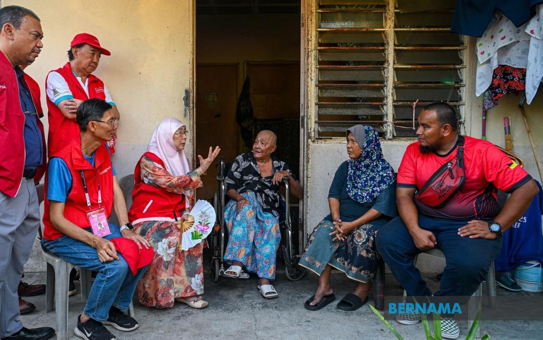 Wan Azizah Visits Elderly Couple Struggling with Health and Finances in Chuah