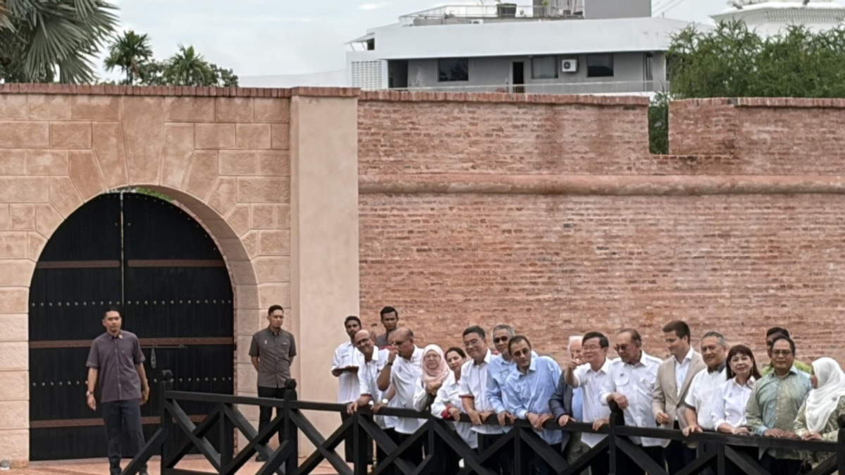 PM Anwar Calls for Reframing of Malaysia's Historical Narrative